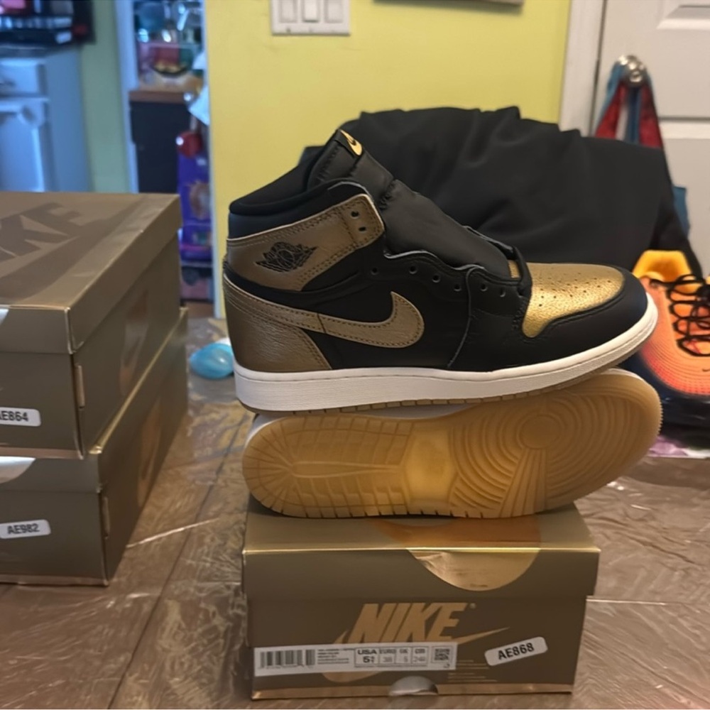Air Jordan 1 Retro black/Gold sz 5 youth 6.5 womans New in box never tried on